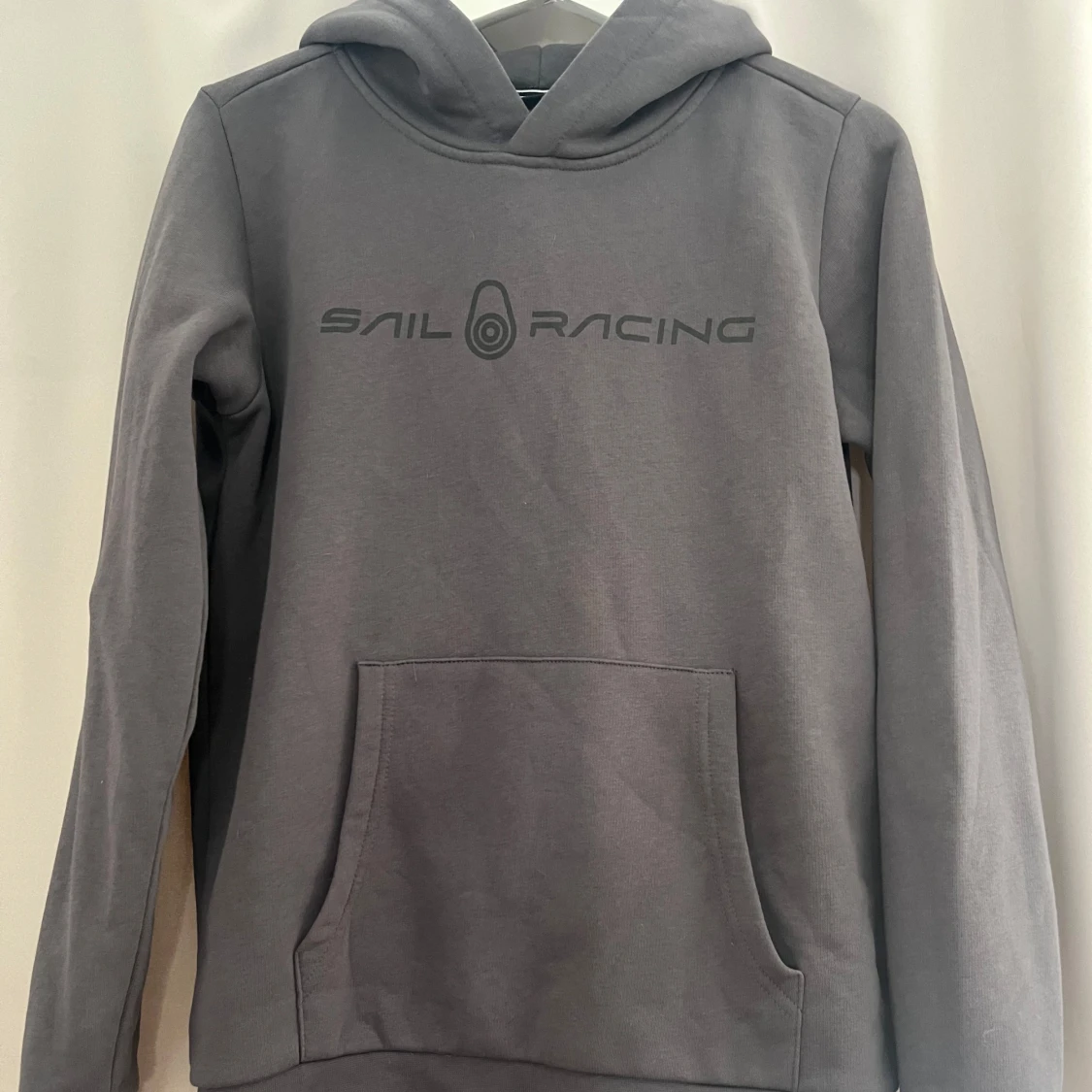 Grå hoodie från Sail Racing - 2