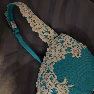 Intimissmi BH - Säljer den populära intimissmi bhn, i turkos/blå. Den är knappt använd, och säljer då jag redan har några! Det har perfekta band som går att justera vilket gör att den förmodligen skulle passa en storlek större/mindre. har ett litet hack eller hål på framsidan men det är väldigt litet och det syns inte när man har på sig den.hålet ser man på andra bilden. Är lite osäker på storleken men tror att det är 75 B,skriv gärna för mått ,fler bilder eller om ni har andra funderingar😊