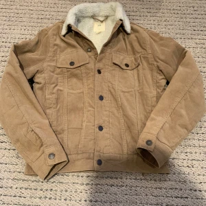 Manchester vår jacka xs  - Säljer en riktigt schysst HM vår jacka i ett orört sick. Jackan är limeterad och säljs inte längre.                        