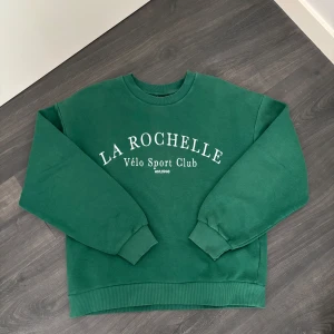 Sweatshirt  - Mörkgrön sweatshirt från Gina tricot i storlek S💚