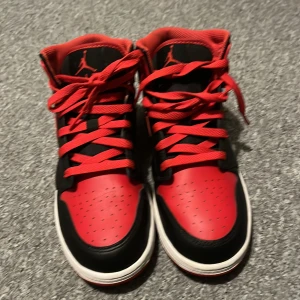 Svarta och röda Nike Air Jordans 38.5 - Snygga Nike Air Jordans i svart och rött med klassisk snörning. Har kvittot kvar. Priset är inte spikat i sten. Size 38.5 