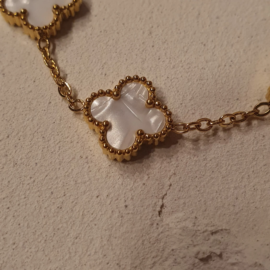 Guldarmband med vita fyrklövers detaljer  - 1