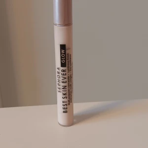 Sephora Best Skin Ever Glow concealer - Sephora Best Skin Ever Glow är en concealer i en smidig tub. Den ger en strålande finish och är perfekt för att framhäva ansiktets naturliga lyster. Produkten är lätt att applicera och passar för daglig användning. Färgen 06. Den är använd ett par gånger men säljer då färgen inte passar mig.