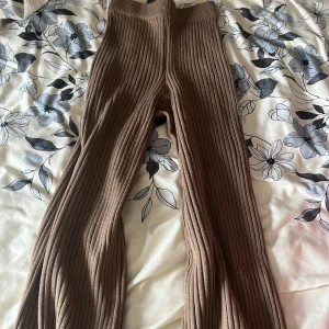 Bruna mjuka byxor - Säljer bruna mjuka byxor från SHEIN. De har aldrig använts och är i gott skick