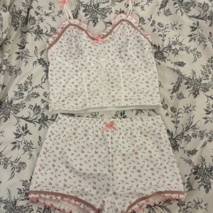 Pyjamasset  - Sööööötaste pyjamasen någonsin!! Perfekt till sommaren när man vill känna sig extra somrig och söt. Aldrig använt! 