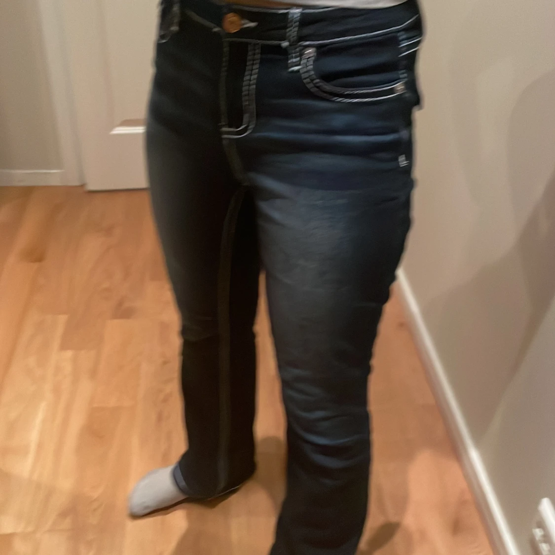 Sänkt pris! Mörkblå jeans med kontrastsömmar - 3