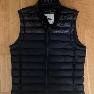 J.Lindberg Väst - 🚨Tjabba! Säljer en J.Lindberg väst som inte säljs längre. Skicket är tipp topp (8/10) storlek S men rätt så stor i axlarna. Färgen är mörkblå med lite glans på den övre delen. Passar perfekt till våren och under kalla sommardagar ☀️skicka frågor 🤗