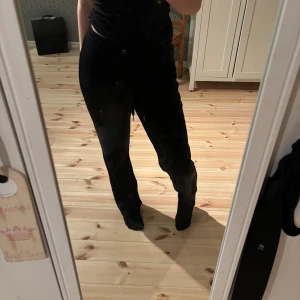 Svarta mjukisbyxor  - De ikooooniska Gina mjukisbyxorna i det skönaste materialet någonsin! Väl använda men inga större skador. 