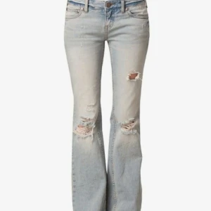 Free people liknande jeans  - Snygga Diesel bootcut jeans med coola slitningar på knäna och låren. Liknar de från free people. Perfekta för en avslappnad stil!💗Innerbenslängden är 80 cm, och midjemåttet 34 cm. Pris kan diskuteras