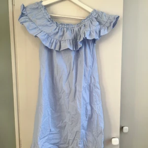 Fin sommarklänning💗 - Passar perfekt till sommaren, tajtare vid kroppen, inte använd många gånger, säljar pga lite för stor för mig, den är inte strykt på bilderna💗