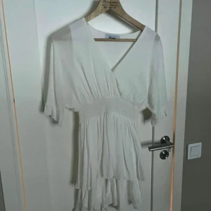 Vit klänning från newyorker - Säljer denna söta vita klänningen från newyorker💗perfekt nu till studenten och skolavslutningar😊 använd en gång!