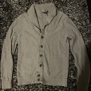 Stickad cardigan  - Tjena, säljer en stickad cardigan i storlek L. Fint skick inga defekter. Bara att höra av dig vid funderingar!