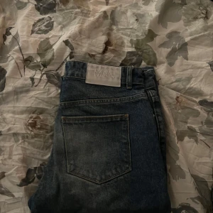 Blå jeans från boohooMAN - Säljer ett par klassiska blå jeans från boohooMAN. De har en rak passform och är tillverkade i denim. Perfekta för en avslappnad stil. Midjan är midwaist och de har en traditionell femficksdesign.