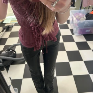 Svarta skinnbyxor bootcut/straight - Snygga svarta skinnbyxor, kommer inte till användning ♥️Har inte använts så mycket heller❣️ nypris 599. Pris kan diskuteras❤️❤️