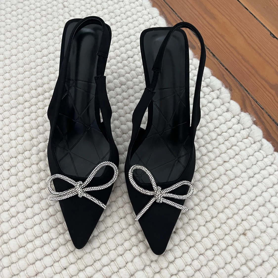 Svarta klackar med rosetter - 2