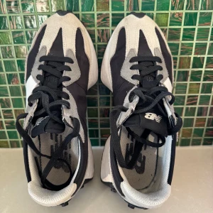 New Balance 327 strl 38 - Sparsamt använda och i fint skick. Nypris 1400kr på Zalando.