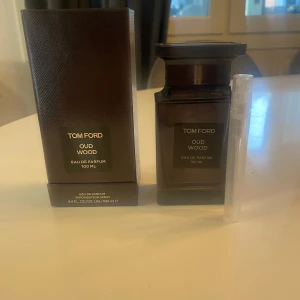 Tom Ford Oud Wood 10 ML - Tom Ford Oud Wood 10ML. Luktar riktigt gott och maskulint.