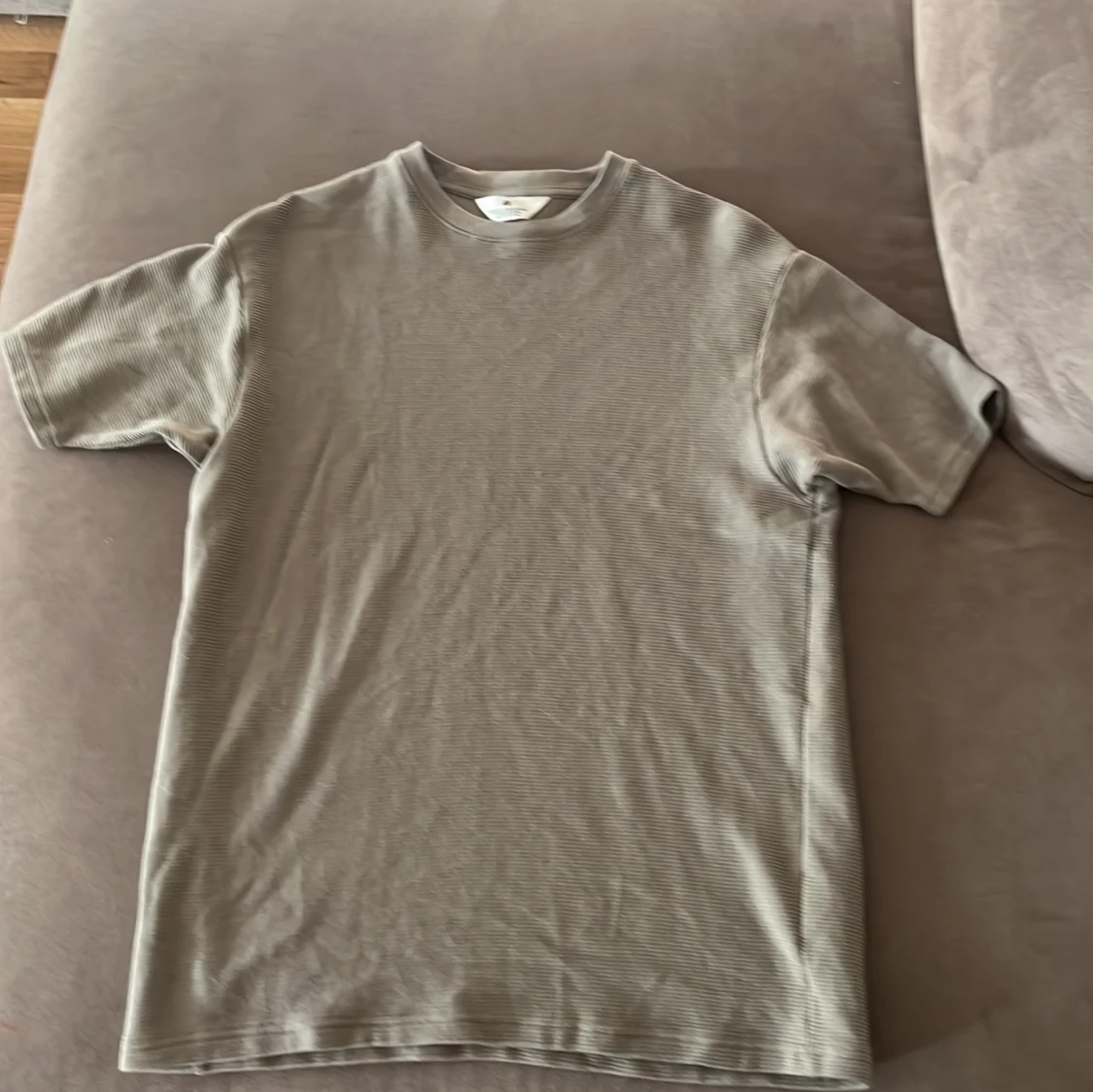 Typ oliv grön randig/sträckig t-shirt - 1