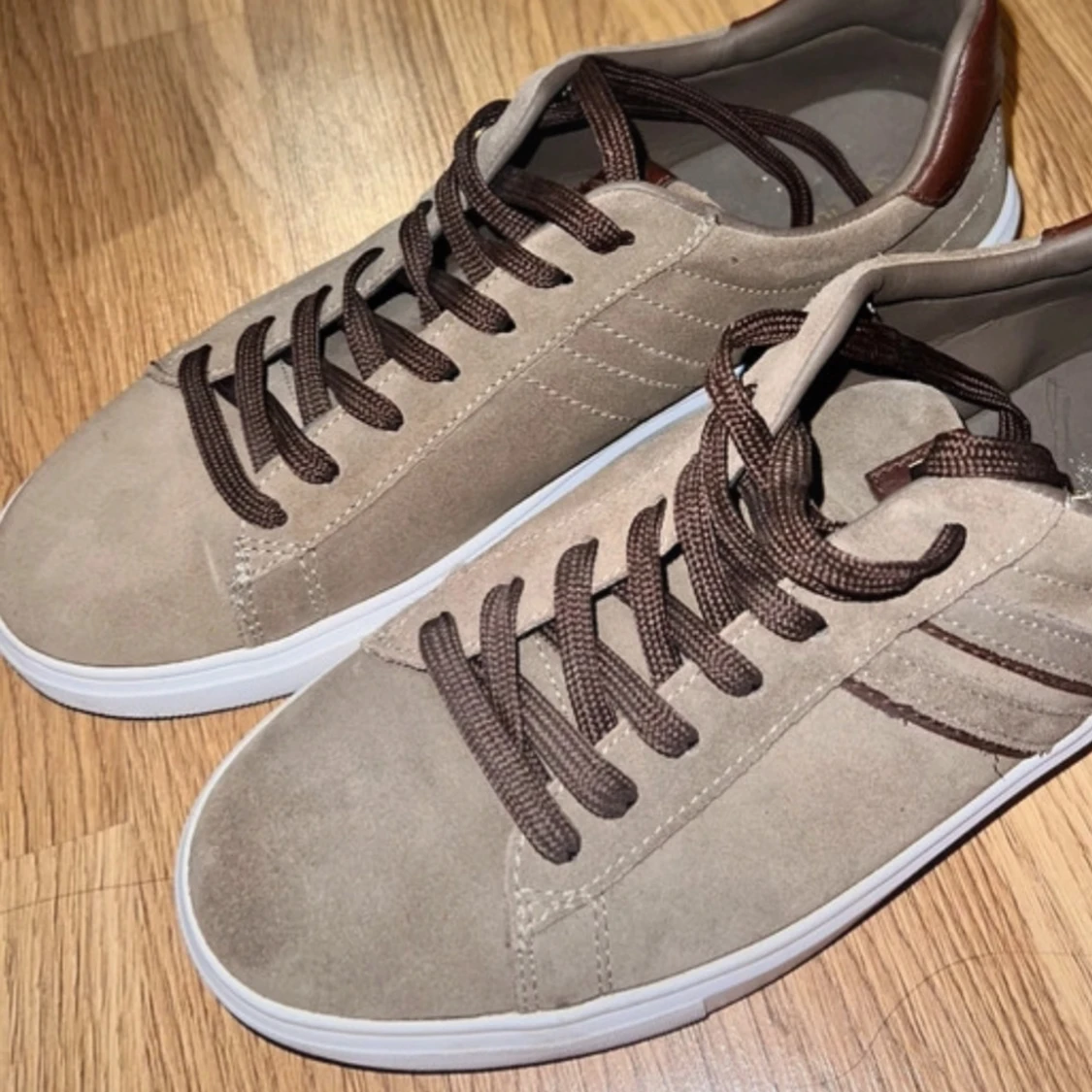 Beige sneakers med bruna detaljer