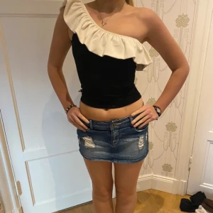 Volang blus från h&m  - Säljer nu denna otroliga volang blusen som är one shoulder från H&M. Storlek 36 som motsvarar storlek S