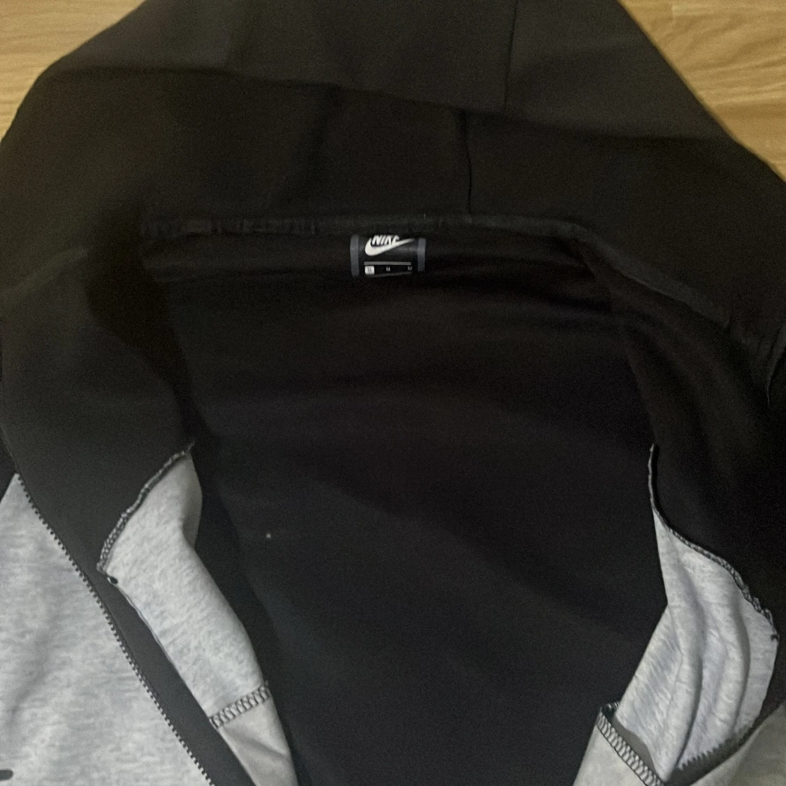 Grå och svart hoodie från Nike - 1