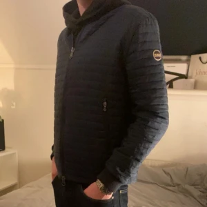 Blå quiltad jacka från Colmar - Säljer en snygg blå quiltad jacka från Colmar. Med en normal passform .Den har en dragkedja framtill Perfekt för höst,vår och vinter med en stillren jacka som passar till allt . Endast använda ett få tal gånger 9/10 i skick. Ny pris ligger runt 2500. pris kan sänkas vid snabb affär