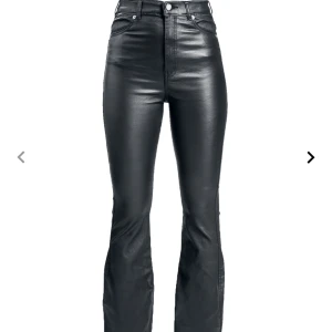 Skinnbyxor  - bootcut skinnbyxor ifrån dr denim. köpta för 699kr