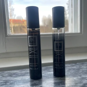 Creed Aventus - Två parfymer från Creed, doften är Aventus som är mycket populär. En som är helt ny( utan förpackning, samt en som är mer än halva kvar i)  Se bilder. Flaskorna kommer i 33ml så jag skulle tippa på att det är minst 50ml totalt.
