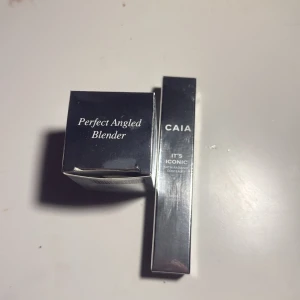 CAIA Perfect Angled Blender och Concealer - Säljer en CAIA Perfect Angled Blender och en concealer i nyansen 3W. Designad i Sverige och tillverkad i PRC. Perfekt för att skapa en jämn och felfri bas. Säljer då jag råkar beställa dubbelt av ett paket. Helt Oanvända och kommer i förpackning. Ordinarie pris: 390 kr