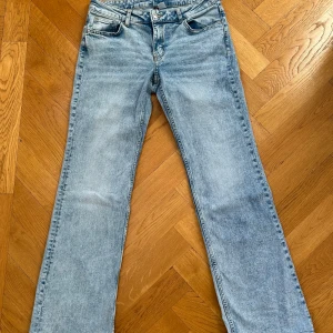 Ljusblå jeans från H&M - Lågmidjade ljusblå raka jeans från divided H&M