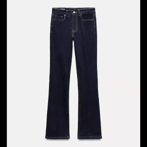 Mörkblå bootcut jeans - Köpta från Zara för 399kr, skriv för fler bilder! I bra skick, små tecken på användning. 