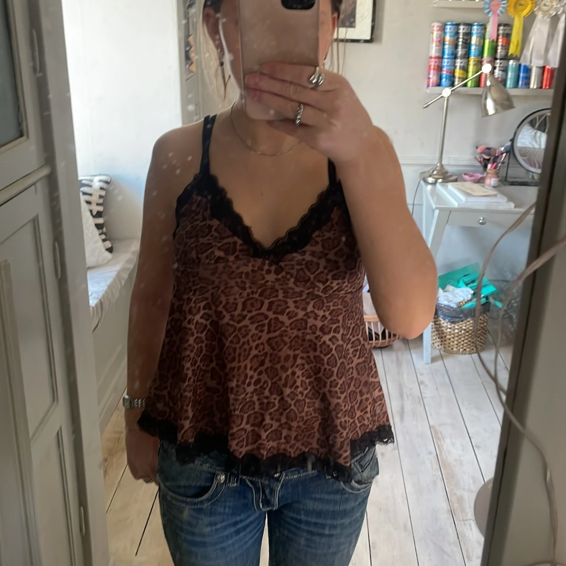 Leopardmönstrad linne med spetsdetaljer