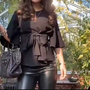 Svart blus - Supersnygg svart blus med knytning runt midjan❤️perfekt för både vardag och fest🩷🩷