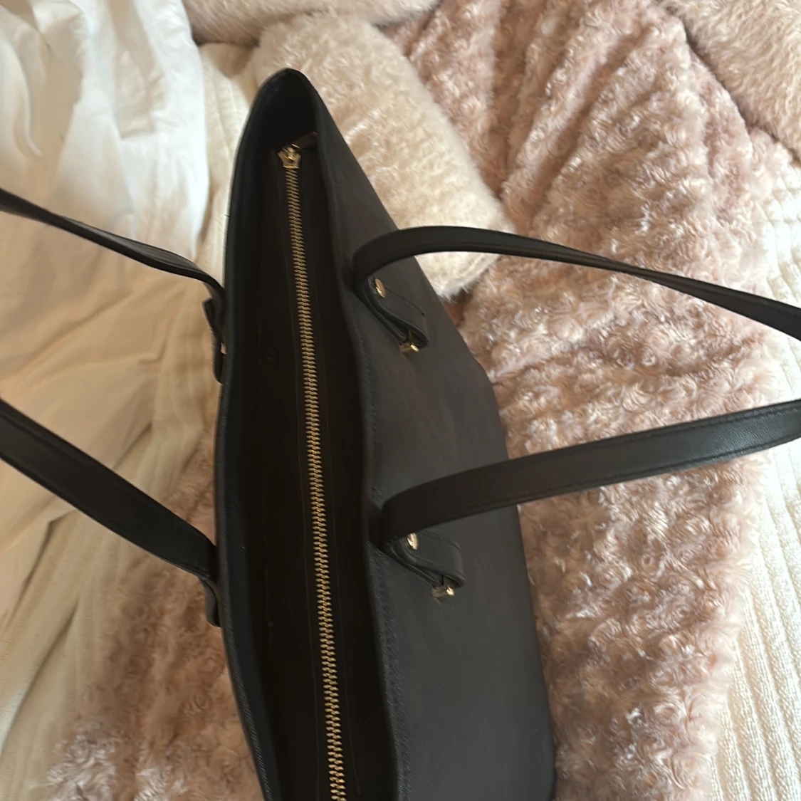 Svart axelväska i skinn med dragkedja - 1