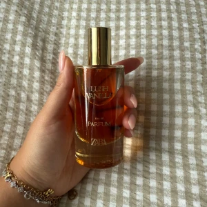 ZARA Lush Vanilla Eau de Parfum - ZARA Lush Vanilla Eau de Parfum i en stilren glasflaska med guldigt lock. Doften är söt och vaniljig, perfekt för dig som gillar mjuka och krämiga toner. 💛