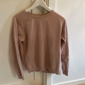 Beige sweatshirt från  Lager 157, stl S - Enkel och stilren beige sweatshirt från Lager 157 i storlek S. Tröjan har rund halsringning, ribbade muddar och är långärmad. Perfekt för en chill och avslappnad look. Materialet känns mjukt och skönt mot huden.
