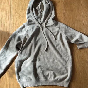 Casemiro hoodie  - Säljer en enkel beige hoodie med huva och snörning. Tröjan har långärmade raglanärmar och är tillverkad i mjukt bomullsmaterial. Perfekt för chill dagar och passar till allt. Stilren och basic design utan tryck eller mönster.