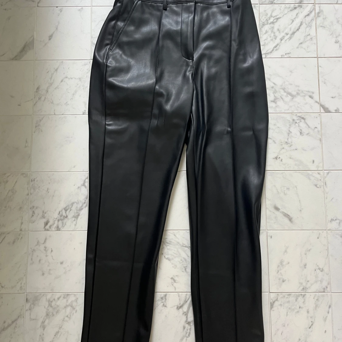 Svarta kostymbyxor i skinnimitation NA-KD