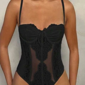 spets body  - supersnygg spets body, helt oanvänd!!🩷🩷