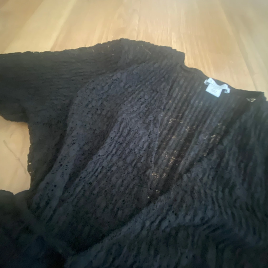 Svart omlottopp med volangärm - 1