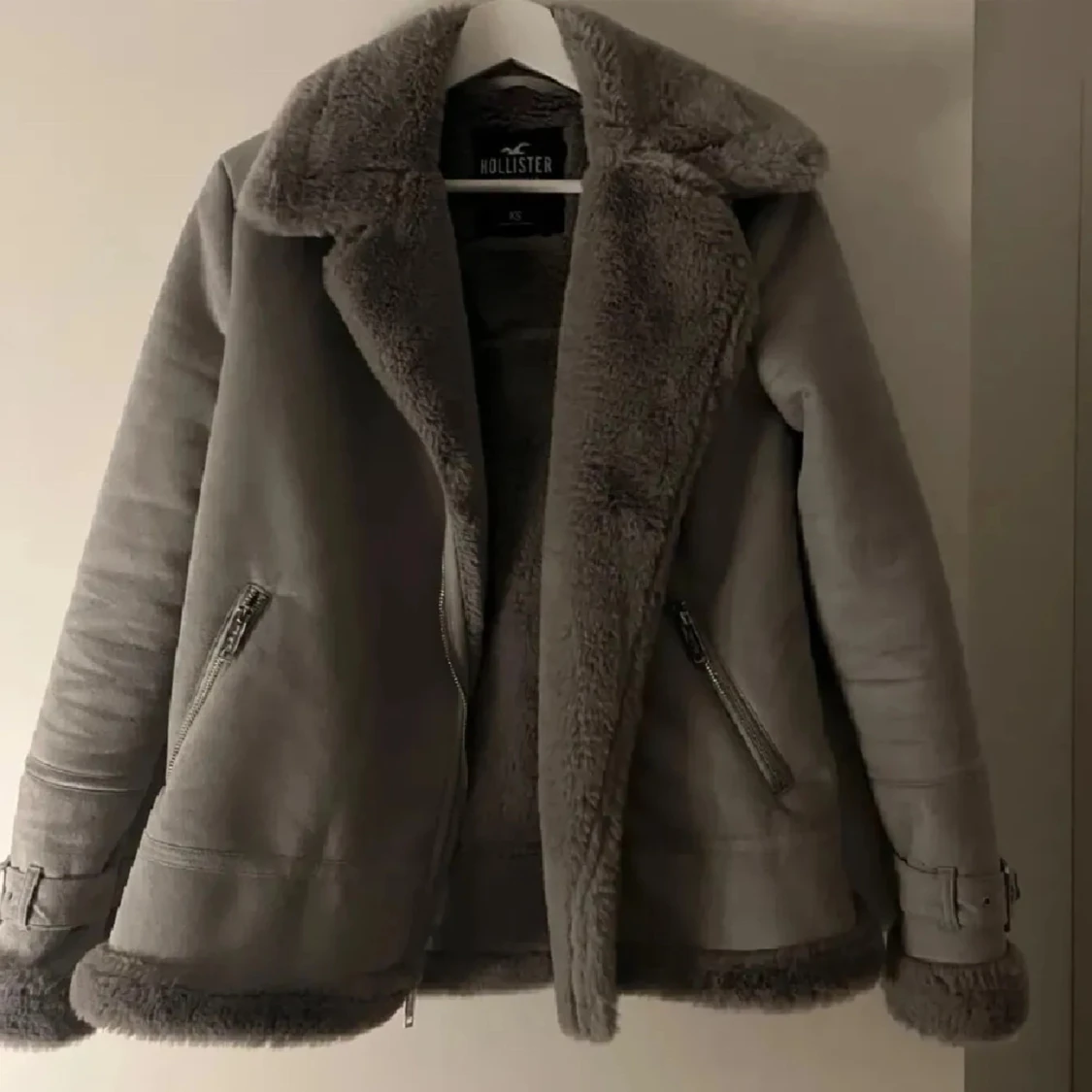 Grå jacka från Hollister - 1