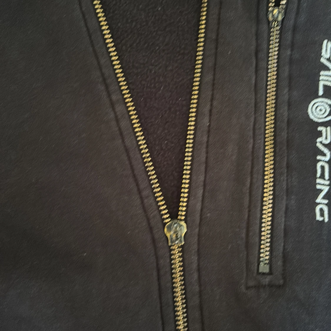 Svart hoodie från Sail Racing med dragkedja - 2