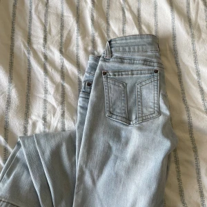 Ljusblå bootcut jeans från G-Rise XS/S - Snygga ljusblå jeans från G-Rise i modellen bootcut. Klassisk femficksdesign med bälteshällor och dragkedjegylf. Jeansen är tillverkade i mjukt denimtyg och har en avslappnad passform med utsvängda ben. Perfekta för en chill och trendig look.