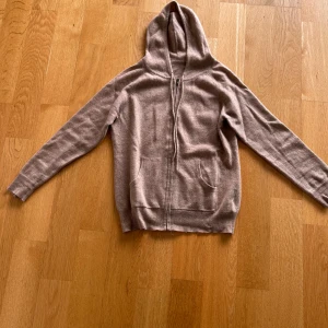 Cashmere hoodie - En schysst cashmere hoodie från Davids men sydd nere vid dragkedjan och lite sliten i armbågens