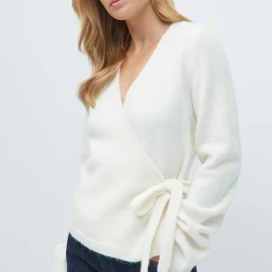 Vit omlottkofta med knytband - Slutsåld supermjuk vit omlottkofta med v-ringning och knytband i sidan. Knappt använd bara några gånger! Storlek M! Nypris 299💓