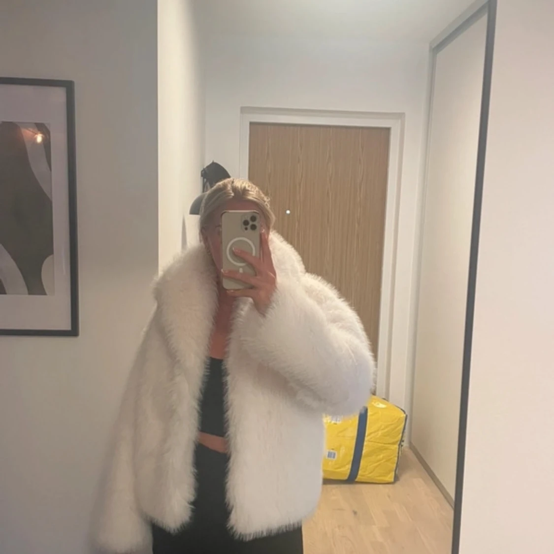 Vit fluffig pälsjacka