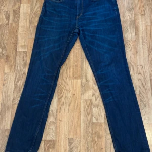 Hugo Boss Jeans - Hugo Boss jeans i väldigt bra kondition. Mindre tecken av användning. Passar dig mellan 180-188cm lång. Midja 34” längd 34”