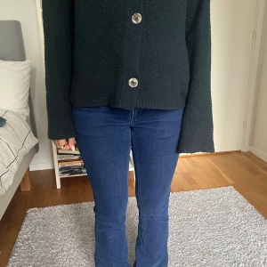 Blå bootcut jeans - Jättesnygga blå bootcut jeans från SuperDry (SuperDry Zadie Flare jeans). Köpte dem på Sellpy förra hösten, och säljer då de tyvärr aldrig kommer till användning. Skriv om ni har några frågor eller funderingar🩷