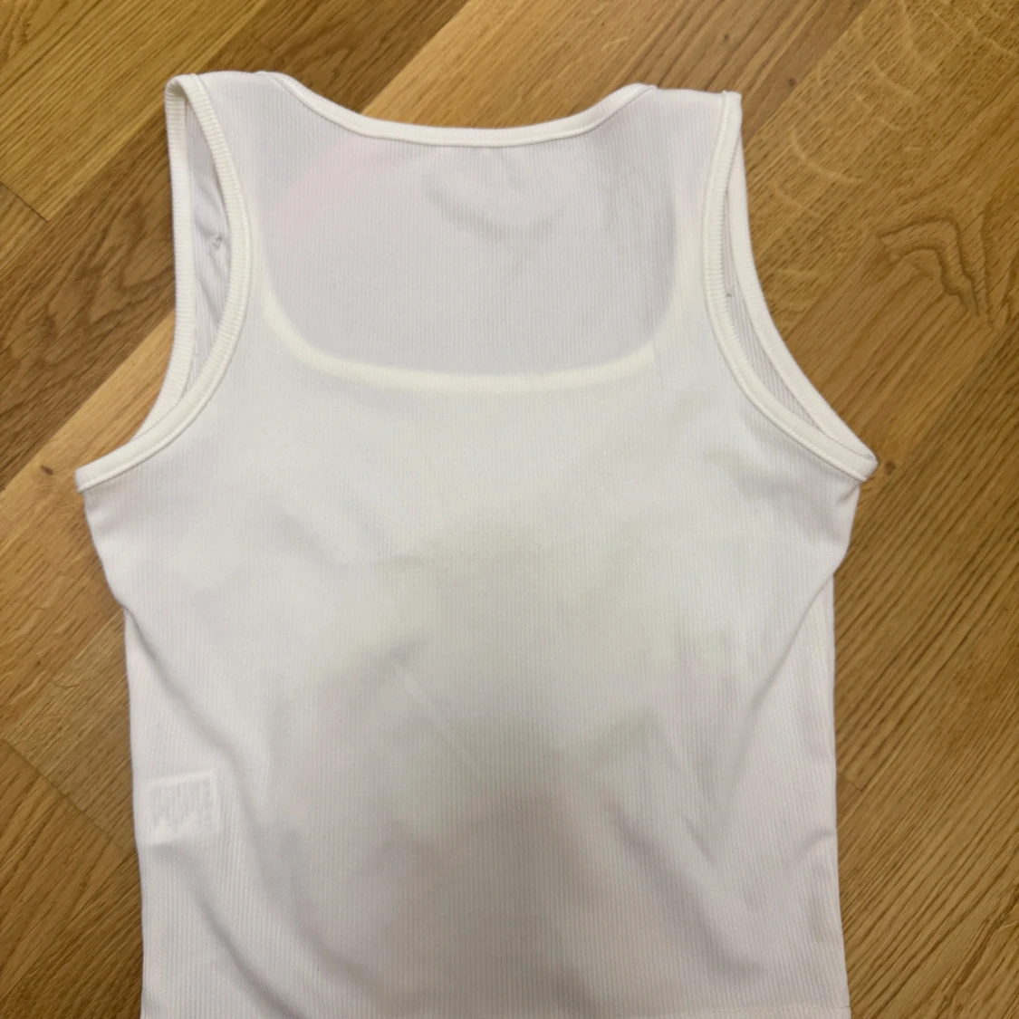 Vit ribbad linnetopp med pärldetaljer - 3