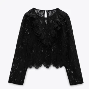 Svart spetsblus med volangdetaljer - Jättefin spets topp från Zara som är köpt här på Plick❤️
